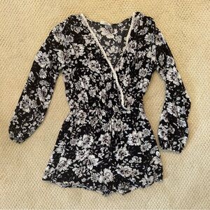 T2love Black and Cream Floral Romper Women’s Small